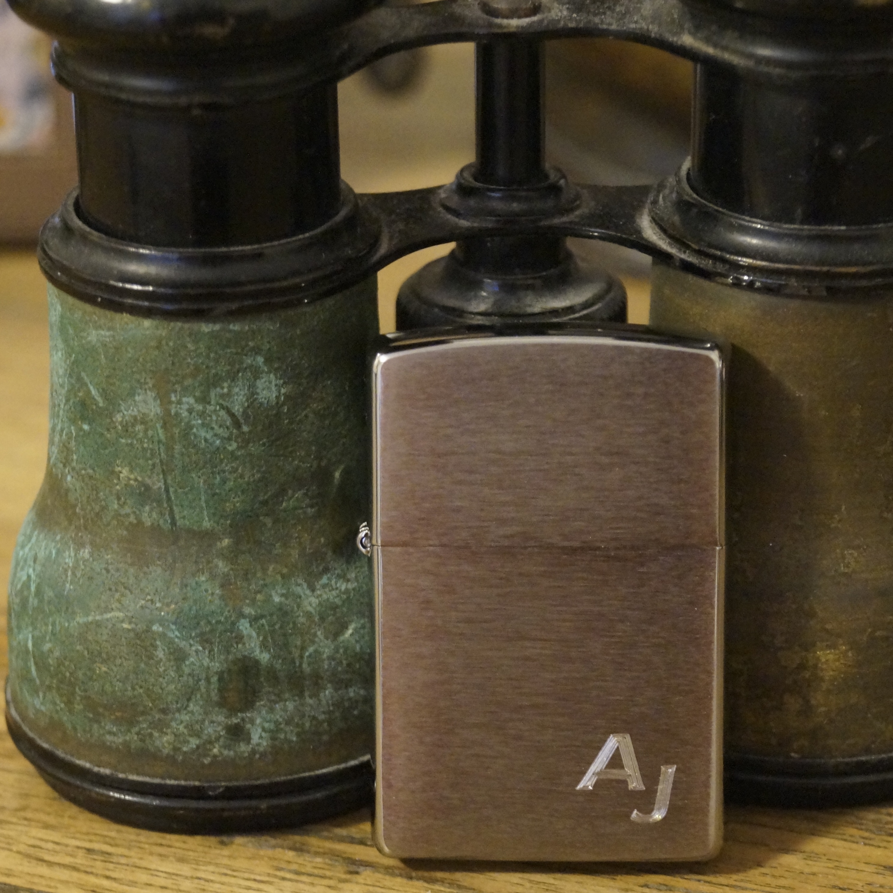 Gravírovaný monogram v pravém dolním rohu Zippo zapalovače